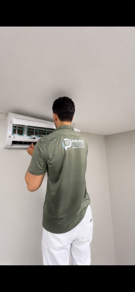 Técnico da Prime Climate higienizando ar-condicionado